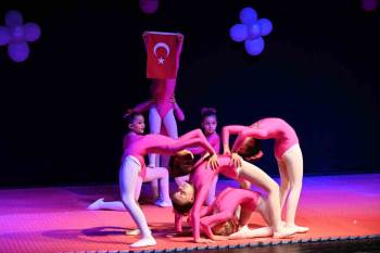 Minik Cimnastikçilerden Muhteşem Gösteri
