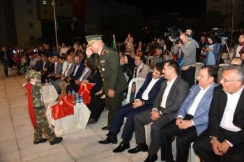 Minik Çocuk Asker Üniformasıyla Paşaya Selam Durdu
