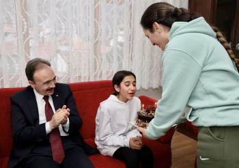 Minik Depremzedeye Doğum Gününü Sürprizi
