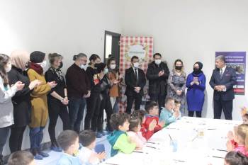 Minik Eller Çini Boyadı
