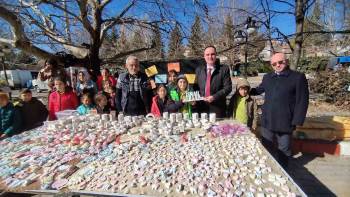 Minik Eller Depremzedelere Umut Oldu
