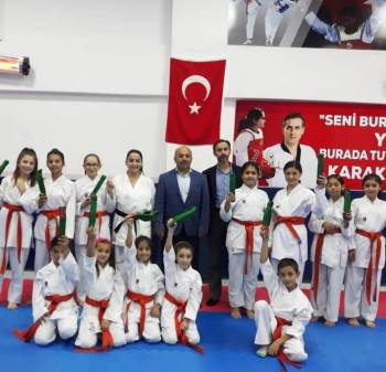 Minik Karateciler Geleceğe Umutla Bakıyor
