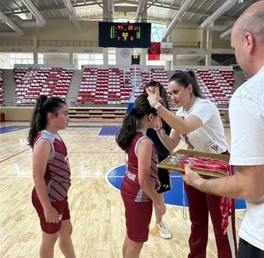 Minik Kızlar ödüllerini aldı