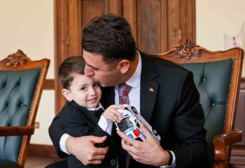 Minik Misafir Tatlı Anlarıyla Herkesi Gülümsetti
