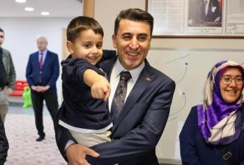 Minik Öğrenci Valiye Okulunu Gezdirdi
