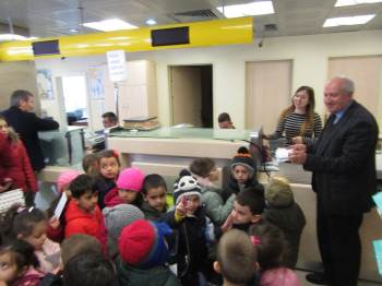 Minik Öğrenciler Ailelerine Yeni Yıl Tebrik Kartı Gönderdi
