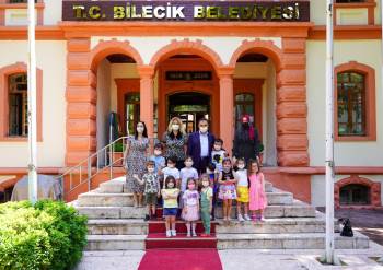 Minik Öğrenciler Çizdikleri Resimleri Başkan Amcalarına Hediye Ettiler
