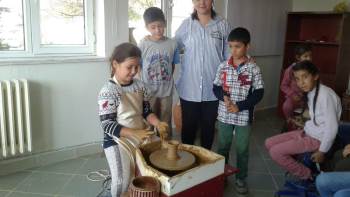 Minik Öğrenciler Çömlekçiliğe Soyundular
