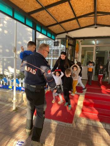 Minik Öğrenciler İle Deprem Tatbikatı
