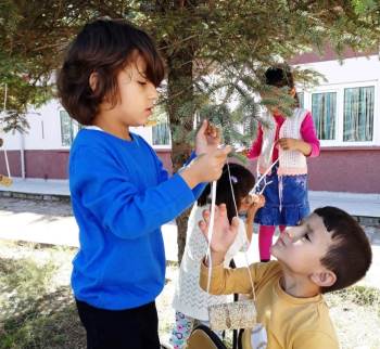Minik Öğrenciler Kuşlar İçin Ağaçlara Yem Astı
