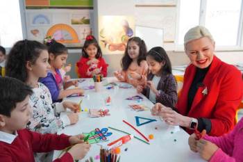 Minik Öğrenciler Yeni Yıl Etkinliğinde Bir Araya Geldi
