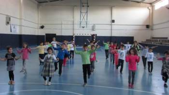 Minik Öğrenciler Yöresel Halk Oyunlarını Öğreniyor
