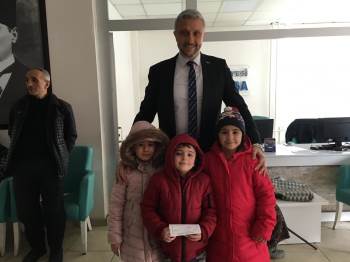 Minik Öğrencilerden Depremzedelere Yardım
