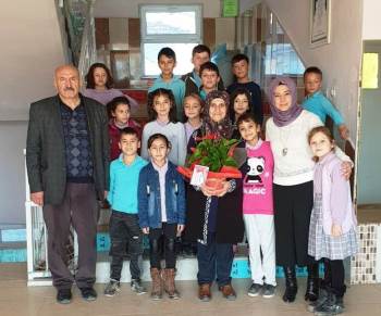 Minik Öğrencilerden İşitme Engelli Ablalarına Jest
