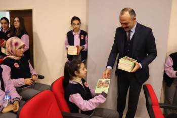 Minik Öğrencilere Kitap Hediye Edildi
