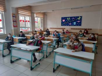 Minik Öğrencilere Okuma Yazma Etkinliği
