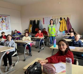 Minik Öğrencilere Trafik Kuralları Eğitimi
