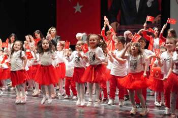 Minik Öğrencilerin Gösterileri Ayakta Alkışlandı
