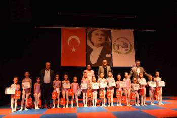 Minik Sporcular Sahnede Hayran Bıraktı
