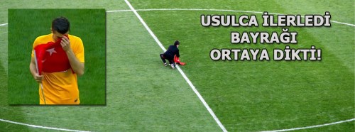 Minik taraftar sahanın ortasına Türk bayrağı dikti