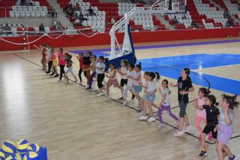 Minik Voleybolcular Ve Minik Yüzücüler Çalışmalara Başladı
