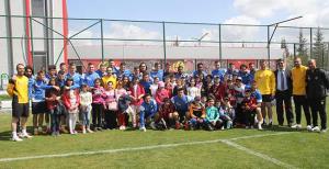 Minik yüreklerden büyük destek