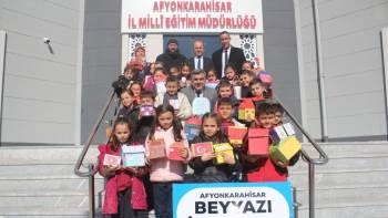 Minik Yürekleri Depremzedeler İçin Attı
