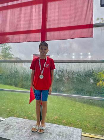 Minik Yüzücüden Büyük Başarı
