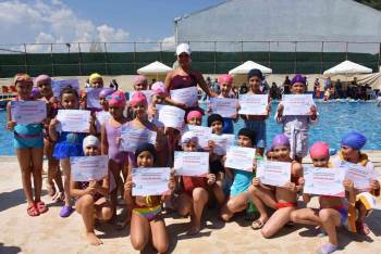 Minik Yüzücüler Hünerlerini Sergiledi
