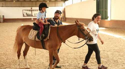 Minikler ata binmeyi öğrendi