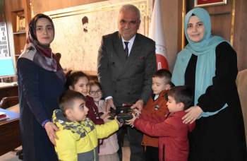 Minikler Filistin’E Destek İçin Kumbaralarını Bağışladı
