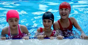 Minikler yüzme öğreniyor