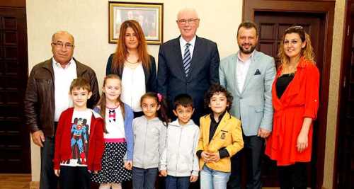 MİNİKLERDEN BAŞKAN KURT’A MADALYA