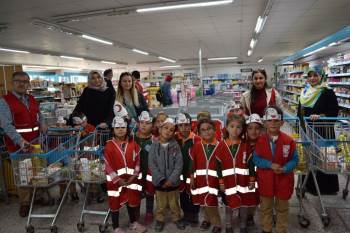 Miniklerden İhtiyaç Sahiplerine Gıda Yardımı
