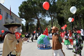 Miniklerin Farklı Ülkelerin Kıyafetlerini Giyerek Yaptıkları Gösteri Mest Etti
