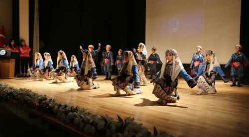 Miniklerin gösterisi izleyenleri büyüledi