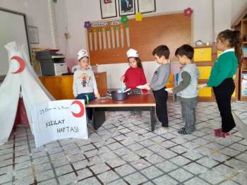 Miniklerin Kızılay Haftası Kutlaması
