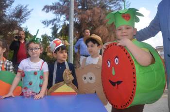 Miniklerin Meyve Defilesi
