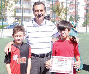 MİNİKLERİN SERTİFİKA SEVİNCİ