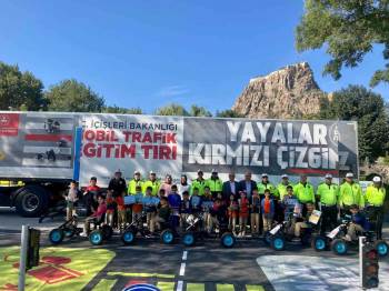 Mobil Trafik Tırı Afyonkarahisar’Da Çocuklarla Buluştu
