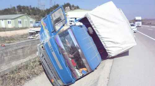 Mobilya yüklü kamyon devrildi: 2 yaralı