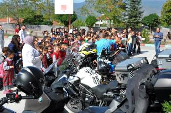 Motorculardan Öğrencilere Hediye Yağmuru

