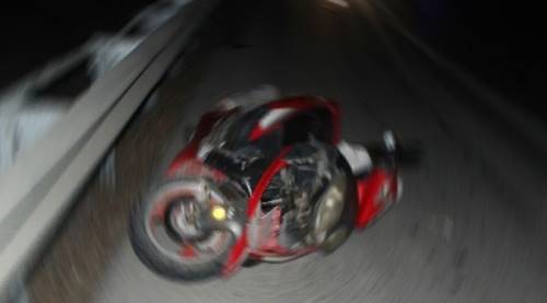 Motosiklet bariyere çarptı: 1 ölü