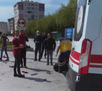 Motosiklet İle Ambulans Çarpıştı; 1 Yaralı
