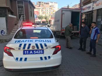 Motosiklet İle Kamyonet Çarpıştı 1 Kişi Yaralandı
