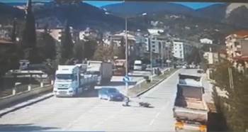 Motosiklet İle Otomobilin Çarpıştığı Kaza Güvenlik Kameralarına Yansıdı
