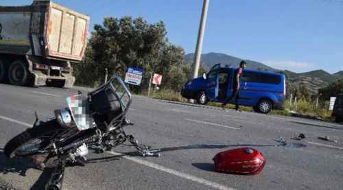 Motosiklet kamyona çarptı: Sürücü ağır yaralı