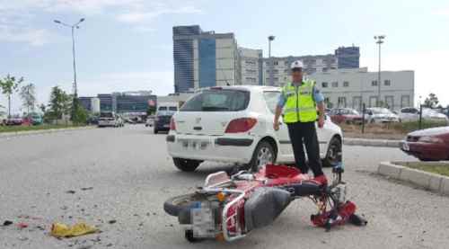 Motosiklet otomobille çarpıştı: 1 ölü