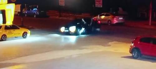 Motosiklet sürücüsü çarptı, takla atarak otomobilin üzerine oturdu