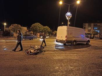 Motosikletle Minibüs Çarpıştı 1 Kişi  Yaralandı
